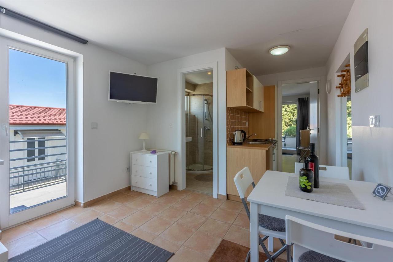 Apartment Vito Njivice Buitenkant foto