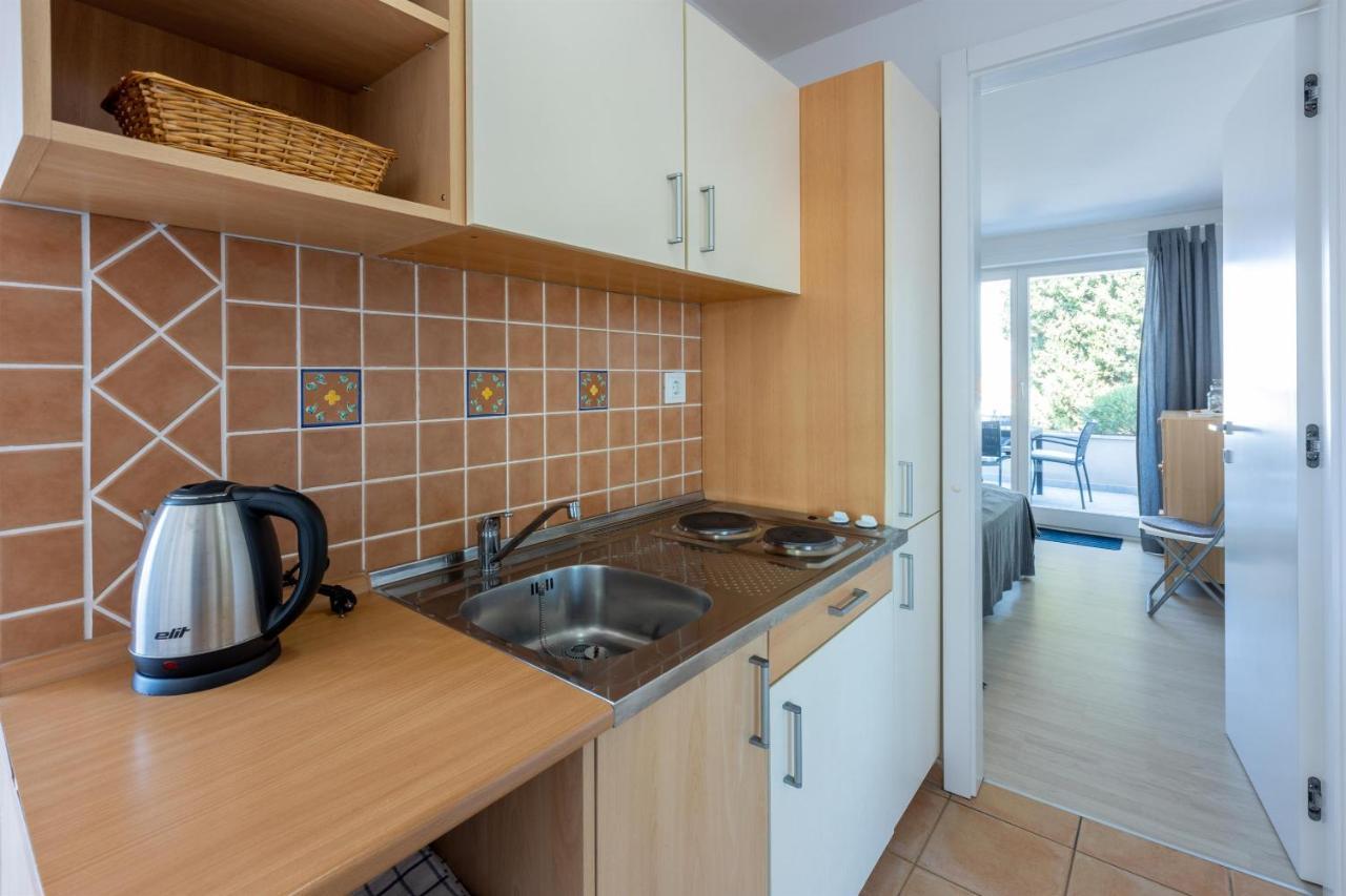 Apartment Vito Njivice Buitenkant foto